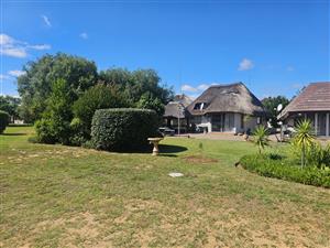 Charming Thatched Retreat with Loft & Lapa – Misty Bay, Vaal Marina