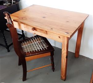 Single-drawer, pine table