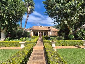 UPMARKET FULLY FURNISHED 6 BED, 6 BATH HOME WITH 3 LOUNGES AND MUCH MORE!