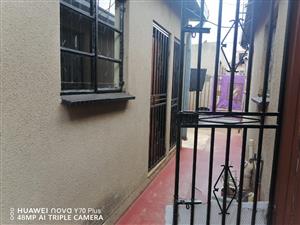 MOLELEKI EXT 2 (KATLEHONG) – ROOM TO RENT