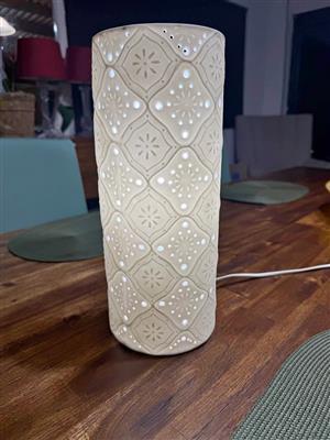 Ceramic leane tube lamp in white