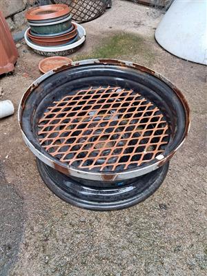Rim and inner grid with ring for top grid to complete for a braai. Needs legs.