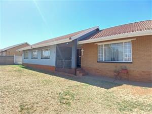 Neat, modern family house walking distance to schools and shopping centers