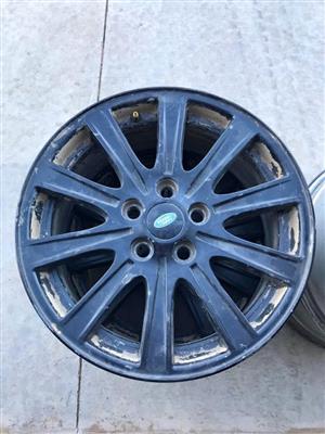 Land Rover Wheels. 18 Inch original Wheels x 5 with tyres. For Discovery 3.
