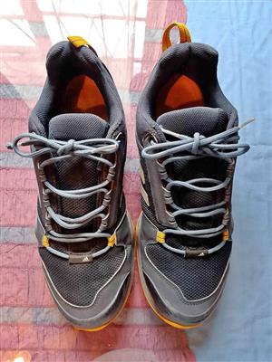 ADIDAS MEN'S SNEAKER SIZE 10.5 DISCOUNTED TO ONLY 