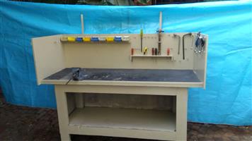 WORK BENCH WITH VICE