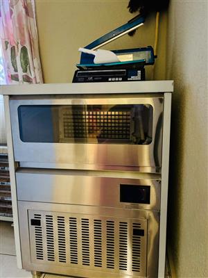 Ice cubes Machine 120kg and chest freezer 450lt, almost new