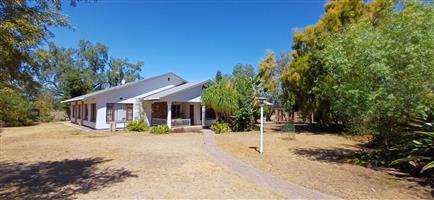 House For Sale in Oudtshoorn South