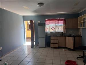 3 bedroom 1 bathroom house to let in onyx street Kensington jhb