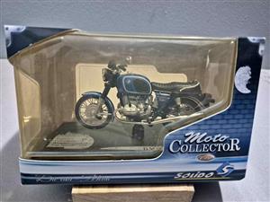 Solido 1:18 scale die-cast model of a BMW R90/6 motorcycle, featuring a blue and silver paint job.
