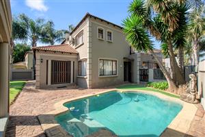Stunning 3-bedroom family home nestled in the heart of Selcourt enclosed. Secure Estate!