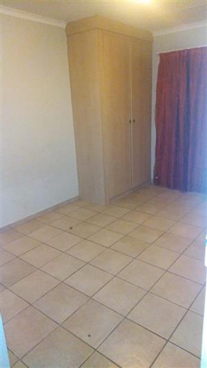 2 bedroom apartment to share in Orchards, close to Orchards Spar