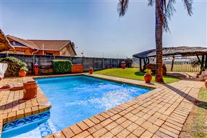 Spacious Family Home with Bachelor’s Pad & Double Lapa – The Perfect Blend of Comfort and Charm!