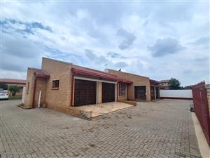Immaculate 4 Bedroom Family Home with a 2 Bedrooms flatlet in Meyerton Park.. A Must View!!!