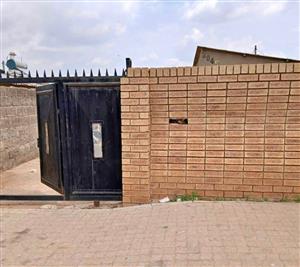 2 BEDROOMS HOUSE IN SNAKE PARK BLOCK 9 WITH A HUGE STAND FOR SALE