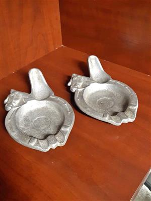 Vintage cast metal horse and horseshoe ashtrays. Horse head detail above a horseshoe with cigar rest
