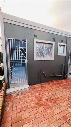 Newly Clean sitting room and bedroom cottage to rent in kensington