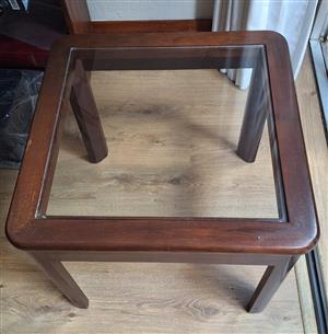 CORNER / LAMP TABLE