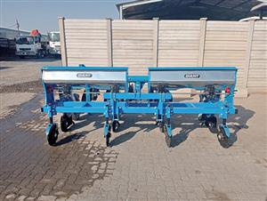 New Giant maize/bean planters available