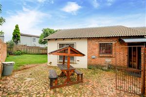 Townhouse For Sale in Willowbrook