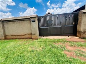  2 Bedroom House For Sale in Fleurhof, Roodepoort