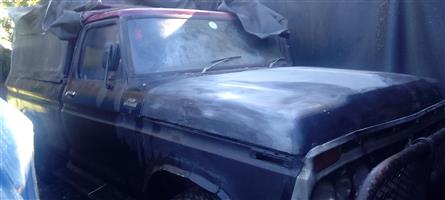 Ford F100 1977 stripping for spares. 