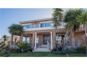 Where Style Meets Space – Exceptional 560m² Home with Swimming Pool