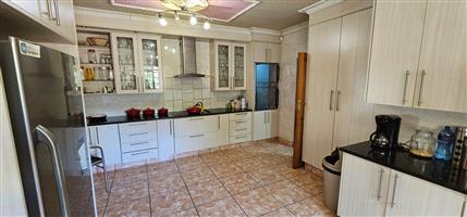 Stunning House on 2855sqm stand in Upper town of Polokwane .