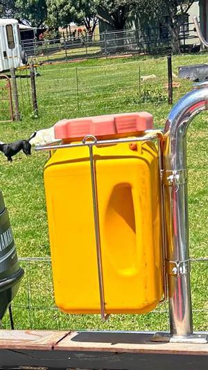 Capsize bottle with stainless frame