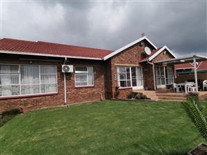 Spacious & Modern Three Bedroom  Simplex Townhouse in Sought-After Randhart!