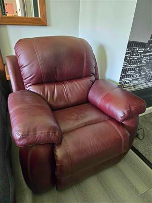 LAZY BOY ELECTRIC GENUINE LEATHER RECLINER WITH CHARGING PORT.  