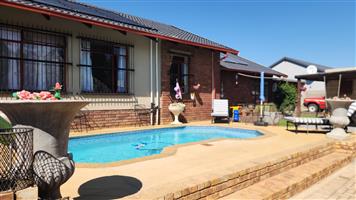3 Bedroom House, Lapa, Swimming Pool & Jacuzzi for Sale Secunda