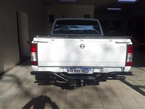 2012 white Nissan NP 300, miliiage 216,000 km manual diesel double white color  cab