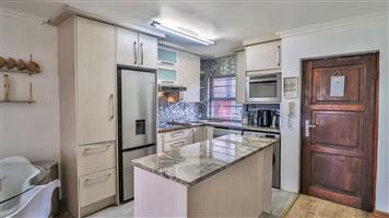 Live in the Heart of Sandton: Stylish 1.5-Bedroom Apartment in Sandown Greenwood Complex