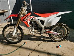 2016 Honda CRF450R complete body, needs Engine +-60 Hours. Everything 100%