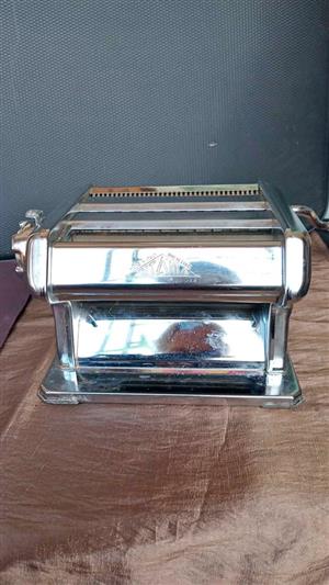 Marcato Atlas 150 manual pasta machine.