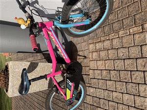 Kids bike +- 5-7 years needs new seat and hand bars covers.