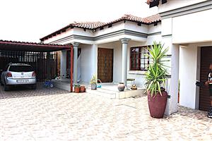 A Testament of Elegance and Glamour--BORDERING DISCOVERY & HORISON