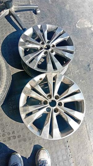 2 X 18 inch Mercedes X  Class Bakkie OEM mag wheels for sell 