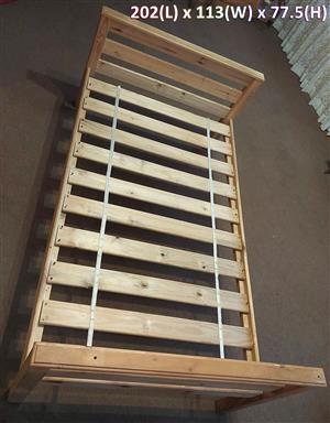 Three-quarter wooden bed base