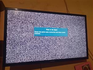 Samsung 32 inch flat screen TV with wall bracket