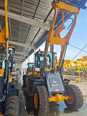 GIANT FRONT END LOADER