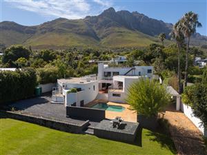 A Masterpiece of Contemporary Design with Unrivalled Mountain Views, an Entertainers Dream!