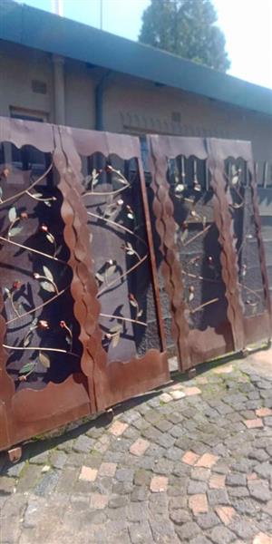 Steelgate designed to operate on curved track