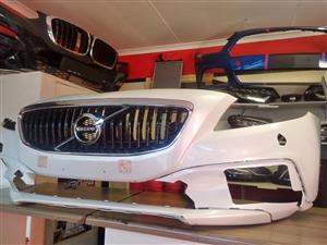2019 VOLVO V40 FRONT BUMPER WITH MAIN GRILL FOR SALE IN A GOOD CONDITION