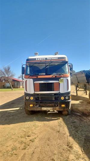 COMBO FREIGHTLINER + TRIAXLE DROPSIDE