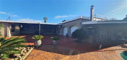 Beautiful home plus 2 flatletts