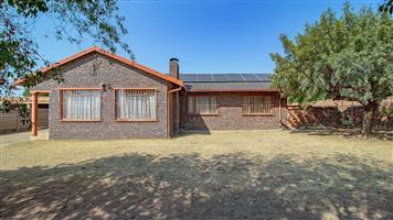New to the market! Move-in-ready 3 bedroom 2 bathroom family home, found in the popular Dalpark neig