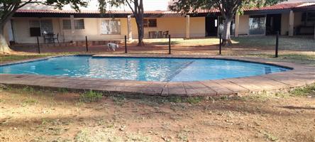 3 x Beautifull Homes On A 2.2 Hectar Plot In Dreamlands, Next To Roshnee.