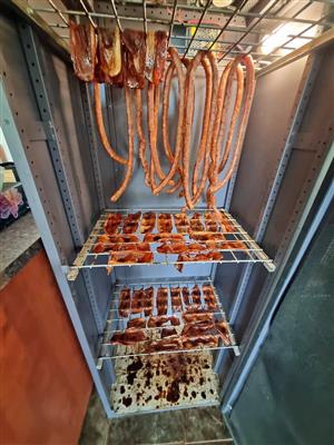 Biltong kaste beskikbaar in Pretoria. Koerier kan gereel word.